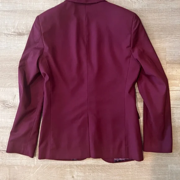 Luxurious Red Suit with Notched Lapel and Textured Fabric - Picture 7 of 10